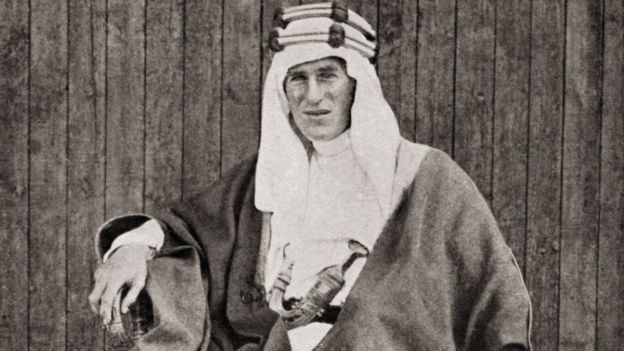 صورة شهيرة للورانس العرب بالملابس العربية التقليدية
