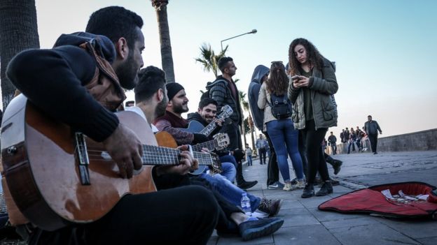 gitar çalanlar