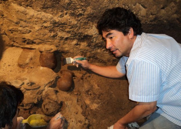 Arqueólogo Sergio Gómez trabajando.