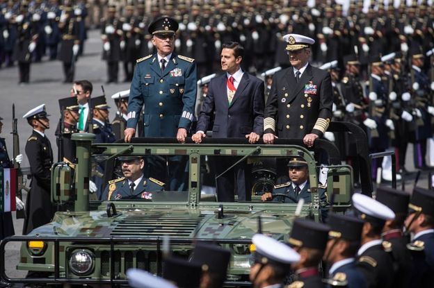 Peña Nieto con los secretarios de Defensa y Marina