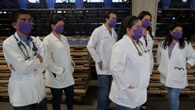 Médicos con mascarillas