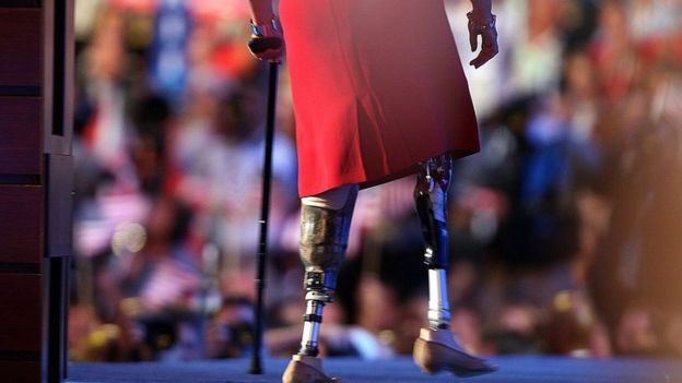 穿上义肢的达克沃斯在丹佛民主党全国代表大会上演说完毕后走下讲台（27/8/2008）