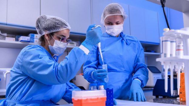 Dos doctoras en un laboratorio de vacunas de la Universidad Federal de Minas Gerais