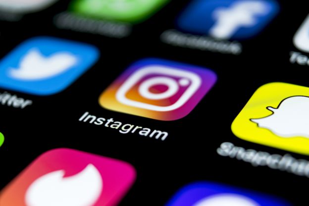Imagem mostra o ícone do Instagram em uma tela de smartphone cercado por outros aplicativos