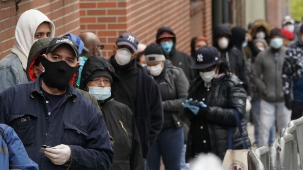 Pessoas fazem fila em Nova York