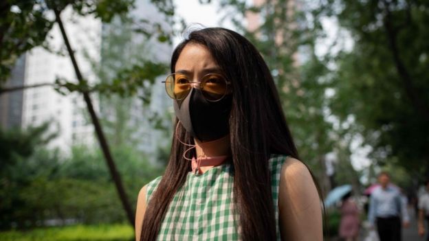Mulher usa máscara na China