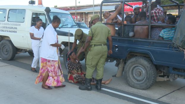 Baadhi ya wapita njia walijipata katikati ya vurugu baina ya waandamanaji na polisi