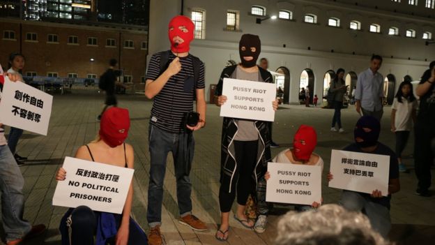 俄羅斯反建制團體暴動小貓（Pussy Riot）原本會出席巴丟草展覽的開幕禮，但得悉活動取消後到大館抗議。