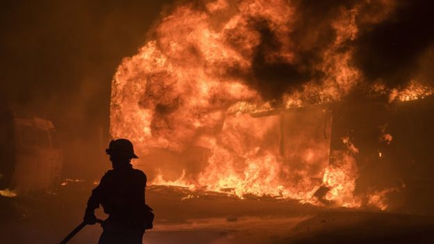 Un bombero frente a un incendio