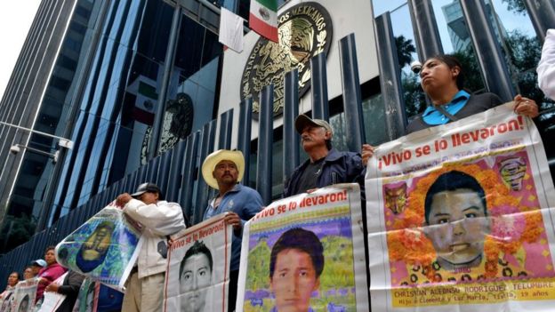 Protesta ante las oficinas de la PGR