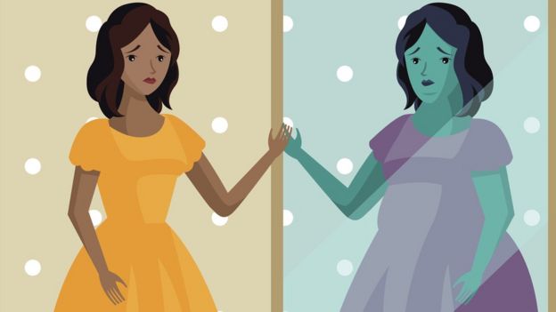 Ilustración de una mujer delgada viéndose gorda en el espejo
