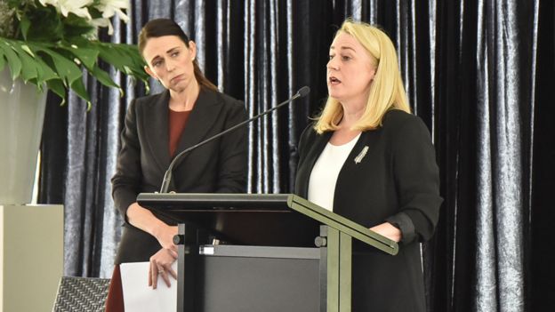 Therese Walsh (der.) y Jacinda Ardern en la conmemoración del 40 aniversario de la tragedia de monte Erebus