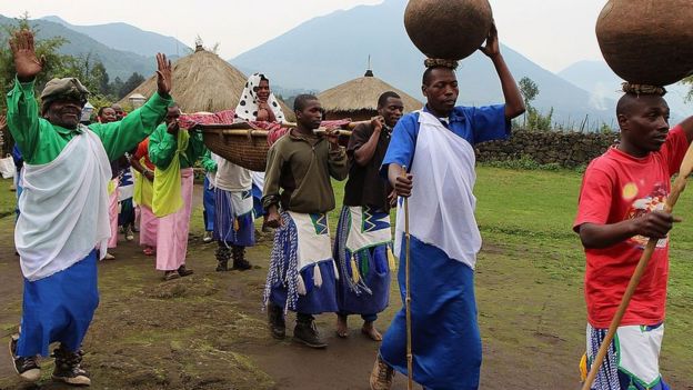 Simulation d'une cérémonie de mariage traditionnelle pour les touristes à Kinigi, au nord du Rwanda.