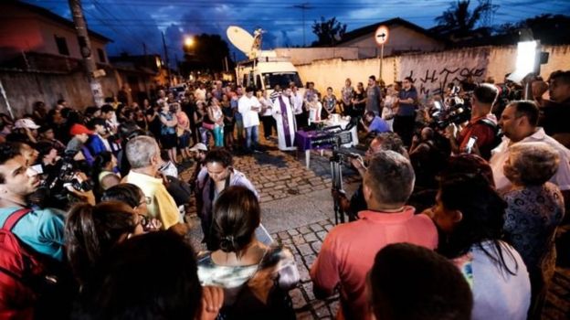 Padre reza após ataque em Suzano