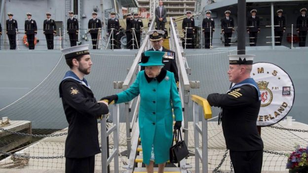 Nữ hoàng Elizabeth II trong một chuyến lên thăm tàu HMS Sutherland khi cập cảng tại Anh