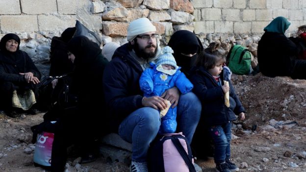 آلاف المدنيين توجهوا إلى مناطق الحدود مع تركيا