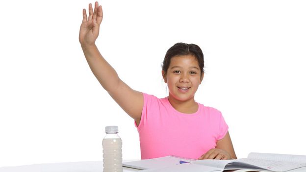 NiÃ±a levantando la mano