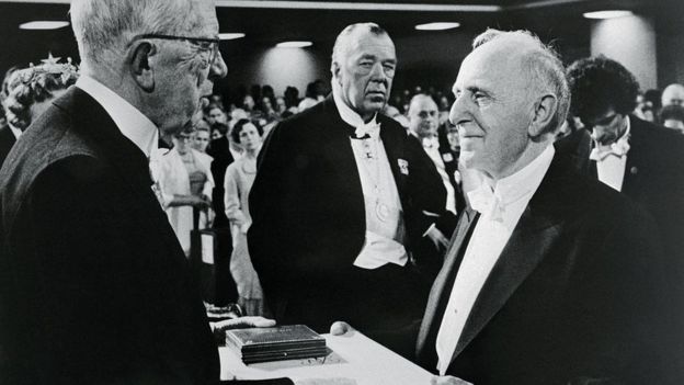 Simon Kuznets recibiendo el premio Nobel de Economía