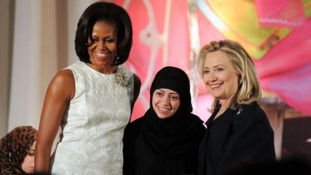 وزيرة الخارجية الأمريكية السابقة هيلاري كلينتون (على اليمين) وميشال أوباما قرينة الرئيس الأمريكي السابق تسلمان سمر بدوي جائزة دولية عام 2012.