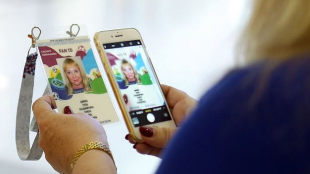 mujer tomando foto de su Fan ID