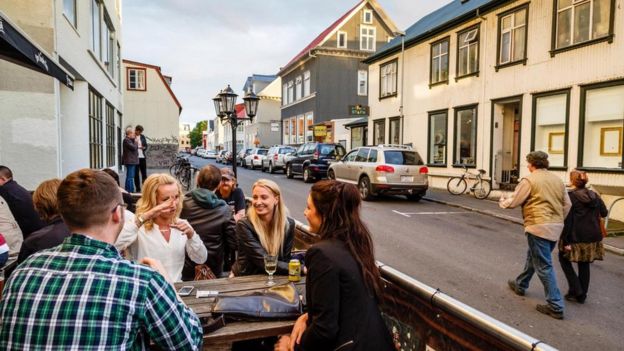 Pessoas bebendo na Islândia