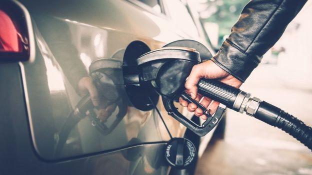 Mujer recargando gasolina en un carro