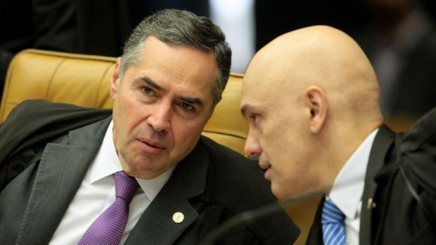 Os ministros Roberto Barroso (esq.) e Alexandre de Moraes (dir.)