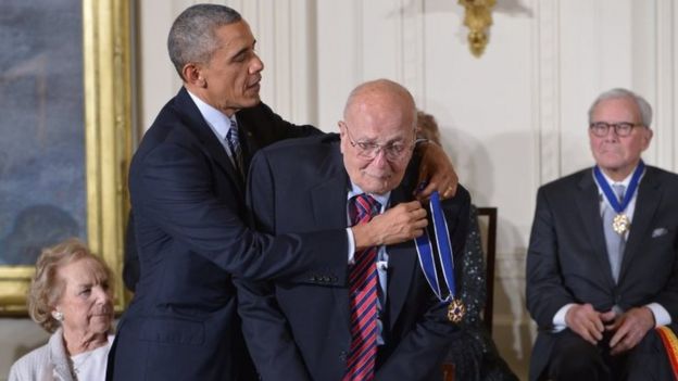 President Barack Obama presents John Dingell with the Medal of Freedom. Photo: November 2014