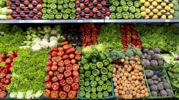 Prateleiras de mercados com vegetais e legumes