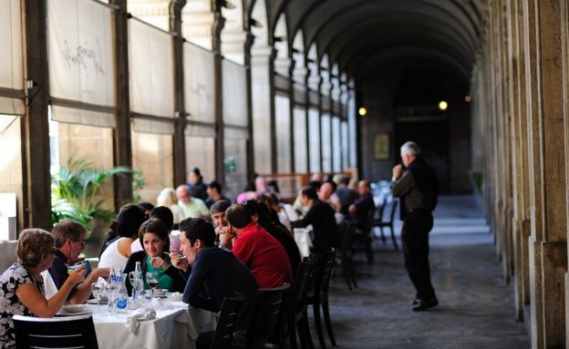 Gente sentada en un restaurante en Barcelona