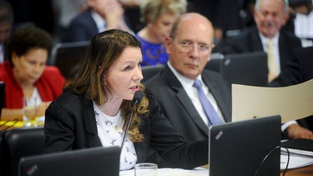 Em pronunciamento, senadora Vanessa Grazziotin (PCdoB-AM); à direita, senador Paulo Bauer (PSDB-SC).