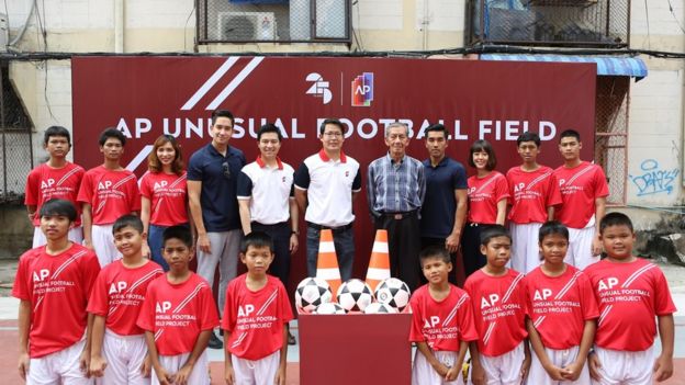 NiÃ±os jugando en cancha asimÃ©trica