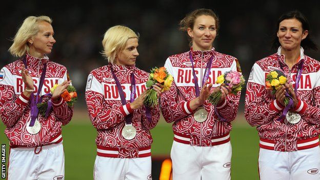 Yulia Gushchina and members of Russia's 4x400m relay team