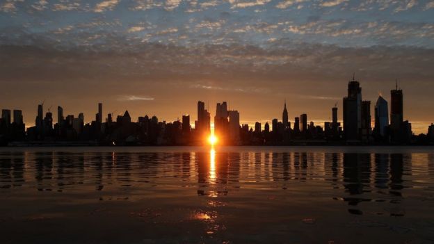 Manhattanhenge olarak bilinen olay ya da New York binaları arasında günbatımı