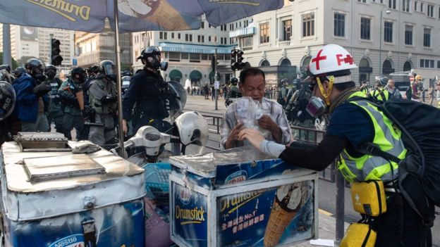 在尖沙咀卖饮料的档主也遭催泪弹影响。