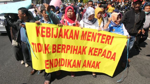 Warga berunjuk rasa di depan Gedung Negara Grahadi, Surabaya, Jawa Timur, Rabu (19/06), memprotes kebijakan sistem Penerimaan Peserta Didik Baru (PPDB) berdasarkan zonasi.