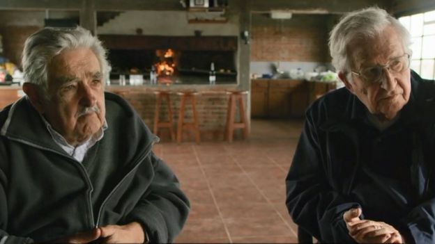 Una escena del encuentro entre Mujica y Chomsky