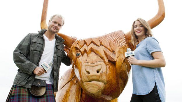 Niall Iain agus Fiona le bò.