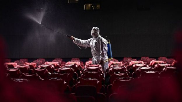 sinema yazarlarına yeni filmlerin gösterime giremediği ve festivalleri takip edemedikleri bu dönemde evlerinde hangi yapımları izlediklerini sorduk.