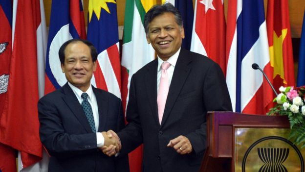 Ông Surin Pitsuwan bắt tay người kế nhiệm Lê Lương Minh ở vị trí Tổng thư ký ASEAN hồi năm 2013 tại Jakarta