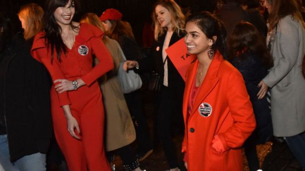 Amika George durante las protestas en Londres.