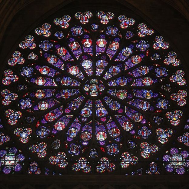 Um dos vitrais da catedral