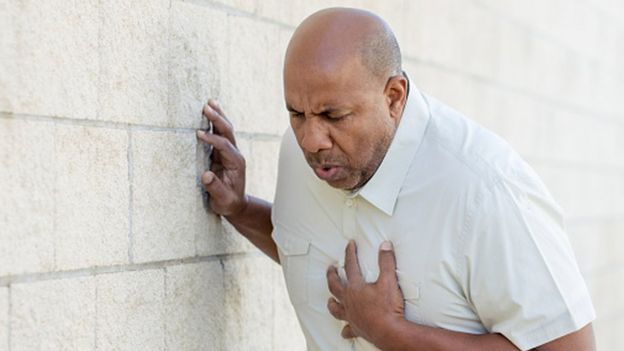 Un hombre con dolor agudo en el pecho