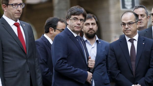 الحكومة الإسبانية تمهل إدارة كتالونيا 48 ساعة للتخلي عن استفتاء الانفصال _97823687_041616595-1