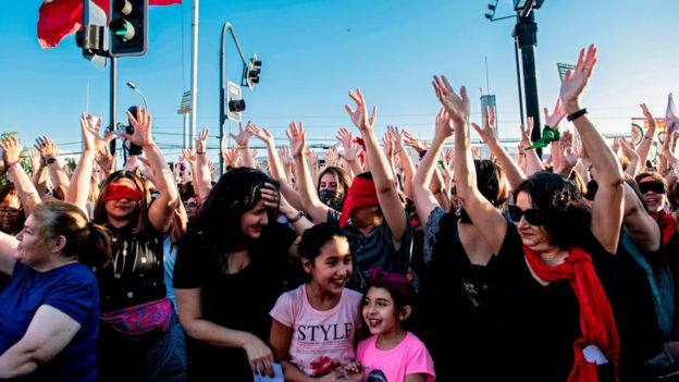 Mujeres protestando con la coreografía "Un violador en tu camino" en Santiago