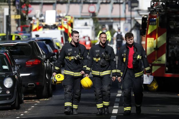 Bomberos en el lugar de la explosión