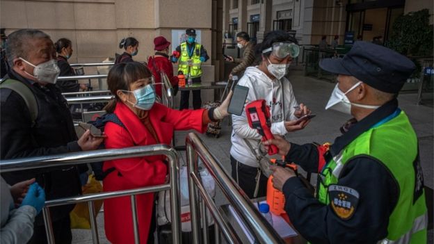 Pessoas mostram seu celular a autoridades na China