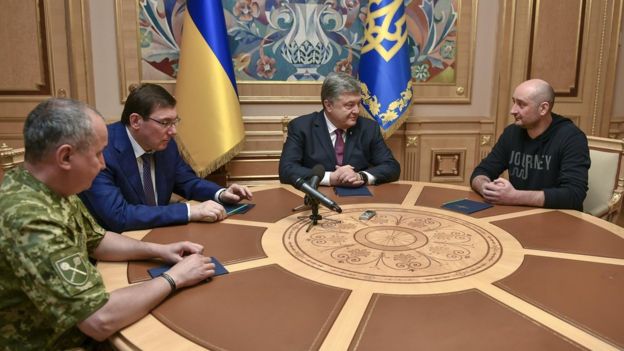 Arkady Babchenko con el presidente de Ucrania Petro Poroshenko (centro) y el jefe del servicio de seguridad Vasyl Hrytsak