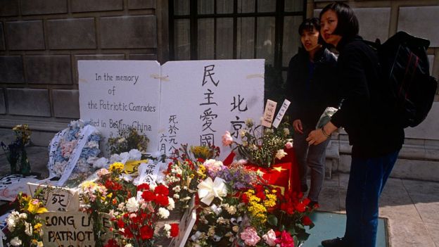 Nhiều người đặt hoa bên ngoài văn phòng Đại sứ quán Trung Quốc tại London, một ngày sau khi cuộc thảm sát 4/6/1989 xảy ra