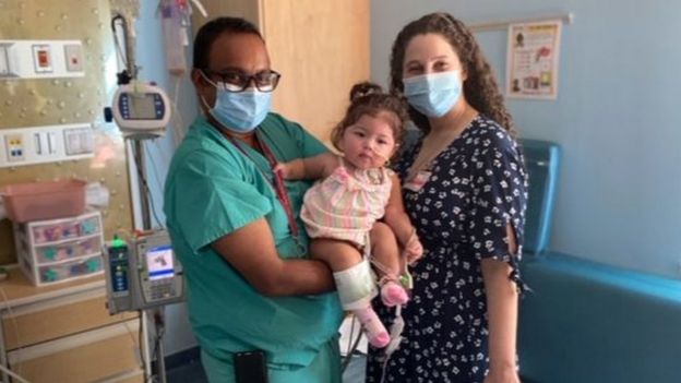 Los médicos Raghav Murthy y Lauren Glass, quienes lideraron el equipo responsable de cuidar a la bebé en el hospital infantil Kravis, junto a la bebé.